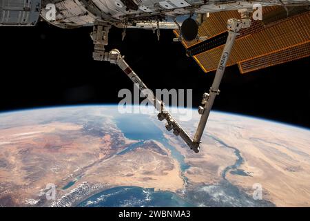 Der Canadarm2-Roboterarm erstreckt sich von der ISS über die Türkei, wobei die Sinai-Halbinsel, das Rote Meer und das Nildelta von der Umlaufbahn zum Mittelmeer aus sichtbar sind. Stockfoto