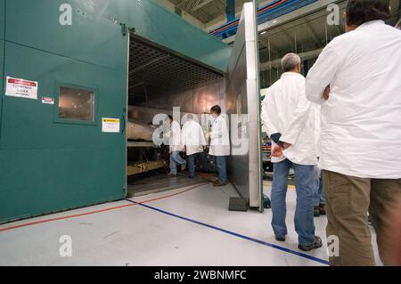 Der Hitzeschild des Orion-Raumschiffs für EFT-1 wird von Textron-Technikern in Wilmington, Massachusetts, nach Kalttests am 22. November 2013 inspiziert. Stockfoto