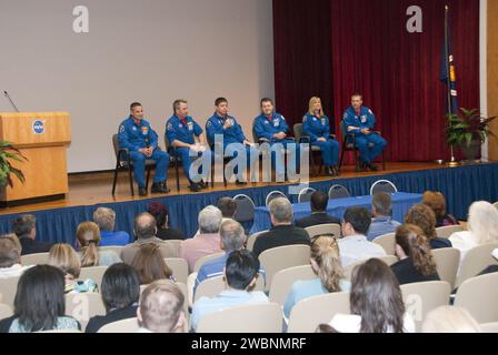 CAPE CANAVERAL, Fla. - Im Schulungs-Auditorium im Kennedy Space Center der NASA in Florida diskutieren die Mitglieder der STS-130-Crew von Endeavour die Höhepunkte ihrer Mission mit Kennedy-Mitarbeitern. Von links sind Commander George Zamka, Missionsspezialisten Stephen Robinson, Robert Behnken (mit Mikrofon), Nicholas Patrick und Kathryn Hire sowie Pilot Terry Virts. Endeavour startete am 8. Februar 2010 und landete am 21. Februar. Während der STS-130-Mission von Endeavour installierte die Crew den Tranquility Node, ein Modul, das zusätzlichen Platz für Crew-Mitglieder und viele der Lebensunterbrechungen der Station bietet Stockfoto