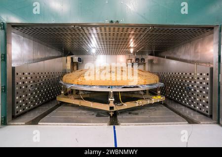 Der Orion-Hitzeschild EFT-1 wird von Technikern bei Textron in Wilmington, Massachusetts, nach Kaltdurchtränkungstests am 22. November 2013 inspiziert. Stockfoto