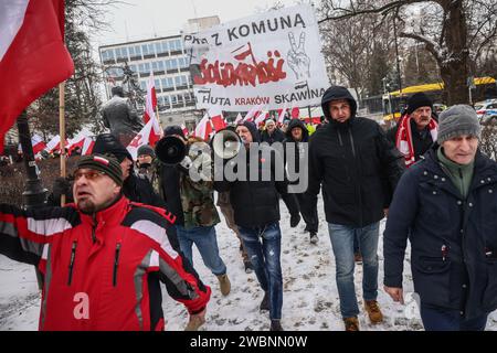 Warschau, Polen. Januar 2024. Die Befürworter der rechten Oppositionspartei Recht und Gerechtigkeit nehmen am 11. Januar 2024 in Warschau, Polen, Teil. Die vorherige Regierung rief die Menschen dazu auf, gegen eine neue EU-freundliche Regierung zu demonstrieren, die Führungskräfte aus den staatlichen Medien entlassen hat, die der rechten Partei für Recht und Gerechtigkeit während ihrer acht Jahre an der Macht dienten. Demonstranten demonstrierten auch gegen die Verhaftung von Mariusz Kaminski und Maciej Wasik, der Partei der Gesetzgeber für Recht und Gerechtigkeit (PiS), die 2007 wegen Machtmissbrauchs zu zwei Jahren Gefängnis verurteilt wurden, als sie für die Anti- Stockfoto