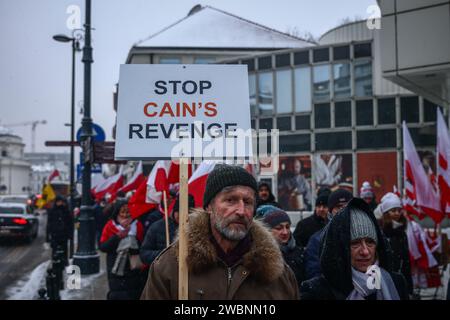 Warschau, Polen. Januar 2024. Die Befürworter der rechten Oppositionspartei Recht und Gerechtigkeit nehmen am 11. Januar 2024 in Warschau, Polen, Teil. Die vorherige Regierung rief die Menschen dazu auf, gegen eine neue EU-freundliche Regierung zu demonstrieren, die Führungskräfte aus den staatlichen Medien entlassen hat, die der rechten Partei für Recht und Gerechtigkeit während ihrer acht Jahre an der Macht dienten. Demonstranten demonstrierten auch gegen die Verhaftung von Mariusz Kaminski und Maciej Wasik, der Partei der Gesetzgeber für Recht und Gerechtigkeit (PiS), die 2007 wegen Machtmissbrauchs zu zwei Jahren Gefängnis verurteilt wurden, als sie für die Anti- Stockfoto