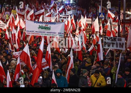 Warschau, Polen. Januar 2024. Die Befürworter der rechten Oppositionspartei Recht und Gerechtigkeit nehmen am 11. Januar 2024 in Warschau, Polen, Teil. Die vorherige Regierung rief die Menschen dazu auf, gegen eine neue EU-freundliche Regierung zu demonstrieren, die Führungskräfte aus den staatlichen Medien entlassen hat, die der rechten Partei für Recht und Gerechtigkeit während ihrer acht Jahre an der Macht dienten. Demonstranten demonstrierten auch gegen die Verhaftung von Mariusz Kaminski und Maciej Wasik, der Partei der Gesetzgeber für Recht und Gerechtigkeit (PiS), die 2007 wegen Machtmissbrauchs zu zwei Jahren Gefängnis verurteilt wurden, als sie für die Anti- Stockfoto