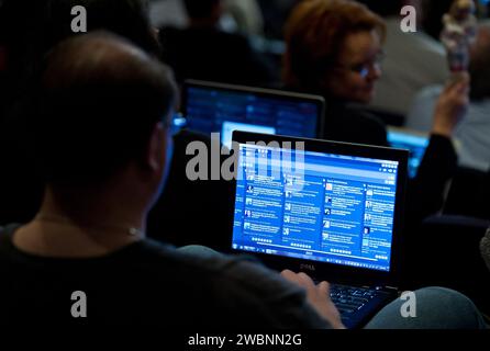 Ein Twitter-Follower der NASA tweetet während des Tweetups des Astronauten Ron Garan im NASA-Hauptquartier in Washington am Dienstag, den 14. Februar 2012. Garan war Flugingenieur bei den Expeditionsmissionen 27 und 28 auf der Internationalen Raumstation. Stockfoto