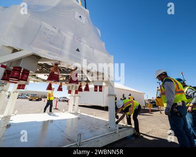 Am 21. Februar 2017 installierten die Ingenieure erfolgreich das European Service Module Propulsion Qualification Module (PQM) der ESA in der White Sands Test Facility der NASA in New Mexico, das von Airbus – dem Hauptauftragnehmer der ESA für das Service Module – geliefert wurde. Das Modul wird mit insgesamt 21 Triebwerken zur Unterstützung des Orion-Raumschiffs der NASA ausgestattet sein: Einem US-Space Shuttle Orbital Manövering System (OMS)-Triebwerk, acht Hilfshubdüsen und 12 kleineren Triebwerken, die von Airbus Safran-Trägerraketen in Deutschland hergestellt werden. Die PQM-Struktur aus Vollstahl wird verwendet, um die Antriebssysteme auf Orion zu testen, einschließlich „Heißfeuerung“ von Stockfoto