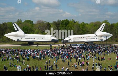 Die Space Shuttles Enterprise, Left und Discovery treffen sich zu Beginn einer Transferzeremonie im Steven F. Udvar-Hazy Center des Smithsonian, Donnerstag, 19. April 2012, in Chantilly. Va Space Shuttle Discovery, der erste Orbiter, der aus der NASA-Shuttle-Flotte zurückgezogen wurde, absolvierte 39 Missionen, verbrachte 365 Tage im Weltraum, umkreiste die Erde 5.830 Mal, und die 148.221.675 Meilen zurückgelegten Meilen werden den Place of Enterprise im Zentrum einnehmen, um vergangene Errungenschaften im Weltraum zu gedenken und zukünftige Generationen von Entdeckern im Zentrum zu erziehen und zu inspirieren. Stockfoto