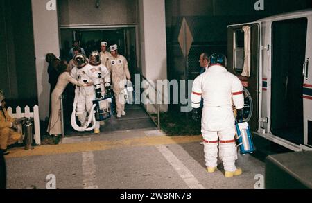 Apollo 17 Commander Gene Cernan beobachtete, wie sein Raumanzug für den Abflug im Operations and Checkout Building des Kennedy Space Centers vorbereitet wurde. Stockfoto