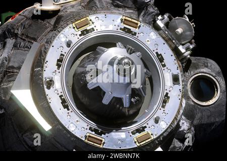 Die Sojus-Sonde TMA-20 verließ die ISS am 23. Mai 2011 mit den Besatzungsmitgliedern Dmitri Kondratjew, Cady Coleman und Paolo Nespoli und landete sicher in der Nähe von Dzhezkazgan in Kasachstan. Stockfoto