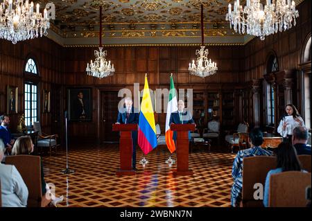 Der stellvertretende irische Premierminister und Minister für auswärtige Angelegenheiten und Verteidigung, Micheal Martin (L) und Kolumbiens Vizekanzler Francisco Coy (R), während einer Pressekonferenz im San Carlos Palace in Bogota am 11. Januar 2023. Der stellvertretende Premierminister besuchte Kolumbien nach 25 Jahren diplomatischer Beziehungen zwischen Kolumbien und Irland, der stellvertretende Premierminister drückte seine Unterstützung für den Friedensprozess von Präsident Gustavo Petro aus und sprach über den Krieg zwischen israel und der hamas und die Eskalation der Gewalt in Ecuador. Foto: Sebastian Barros/Long Visual Press Stockfoto