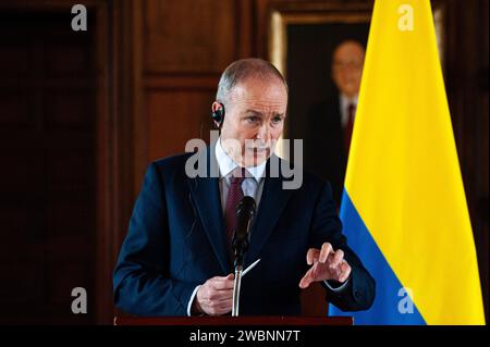 Bogota, Kolumbien. Januar 2024. Irlands stellvertretender Premierminister und Minister für auswärtige Angelegenheiten und Verteidigung, Micheal Martin, während einer Pressekonferenz im San Carlos Palace in Bogota am 11. Januar 2023. Der stellvertretende Premierminister besuchte Kolumbien nach 25 Jahren diplomatischer Beziehungen zwischen Kolumbien und Irland, der stellvertretende Premierminister drückte seine Unterstützung für den Friedensprozess von Präsident Gustavo Petro aus und sprach über den Krieg zwischen israel und der hamas und die Eskalation der Gewalt in Ecuador. Foto: Sebastian Barros/Long Visual Press Credit: Long Visual Press/Alamy Live News Stockfoto