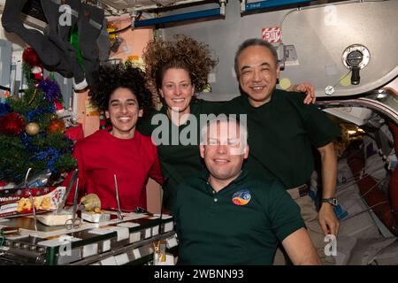 Vier Besatzungsmitglieder der Expedition 70 posierten am 24. Dezember 2023 für ein Porträt am Heiligabend innerhalb des Moduls International Space Station Unity. Die Besatzung umfasst die NASA-Flugingenieure Jasmin Moghbeli und Loral O’Hara, JAXA-Flugingenieur Koichi Wakata und ESA-Kommandant Andreas Mogensen. Stockfoto