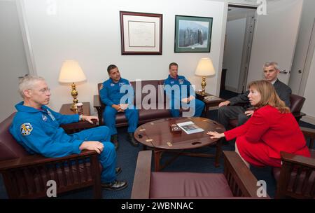 NASA-Stellvertretender Administrator Lori Garver rechts und stellvertretender Administrator für Legislative und Zwischenstaatliche Angelegenheiten L. Seth Statler treffen sich am Dienstag, den 3. November 2009, mit den STS-128-Astronauten Patrick Forrester, links, Jose Hernandez und Christer Fugelsang von der Europäischen Weltraumorganisation, am Hauptsitz der NASA zusammen. in Washington. Stockfoto