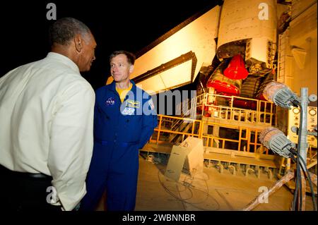 STS-135 Commander Chris Ferguson, rechts, spricht mit dem NASA-Administrator Charles Bolden auf der Mobile Launch Platform (MLP), während das Space Shuttle Atlantis (STS-135) aus High Bay 3 im Vehicle Assembly Building zum Launch Pad 39a für seinen letzten Flug rollt, Dienstag Abend, 31. Mai 2011. im Kennedy Space Center in Cape Canaveral, Florida. Die 3,4 km lange Wanderung, bekannt als „Rollout“, dauert etwa sieben Stunden. Atlantis wird das Multifunktions-Logistikmodul Raffaello übernehmen, um Lieferungen, Logistik und Ersatzteile an die Internationale Raumstation zu liefern. Der Start von STS-135 ist Targe Stockfoto