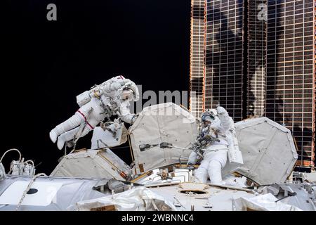 Die NASA-Astronauten Bob Behnken und Chris Cassidy führen am 21. Juli 2020 einen Raumspaziergang vor der Internationalen Raumstation durch, um neue Hardware zu installieren und Stationssysteme zu aktualisieren. Das Bild wurde von einem Besatzungsmitglied der Expedition 63 in der Kuppel aufgenommen. Stockfoto