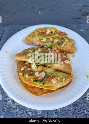 Garnelen-Tacos, bedeckt mit Salsa- und Avocadoscheiben Stockfoto