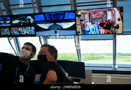 Die NASA-Astronauten Robert Behnken und Douglas Hurley werden zusammen mit dem Kommandeur der Expedition 53 NASA-Astronauten Chris Cassidy und den Kosmonauten Anatoly Ivanishin und Ivan Vagner von Roscosmos an Bord der Internationalen Raumstation gesehen, nachdem die Luken zwischen der Besatzung der SpaceX-Raumsonde Dragon im umlaufenden Labor geöffnet wurden, Sonntag, den 31. Mai 2020. im Schießraum vier des Startkontrollzentrums im Kennedy Space Center der NASA in Florida. Die NASA-Mission SpaceX Demo-2 ist der erste Start mit Astronauten der SpaceX Crew Dragon und der Falcon 9 Rakete zur Internationalen Raumstation als Teil der agen Stockfoto