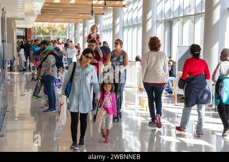 Über 37.000 Besucher besuchten das Open House der NASA Langley, das mit dem jährlichen 5K Moon Walk Run begann. Der X59-Pilot Nils Larson und der Astronaut Victor Glover vereinen sich im Hangar, der von Clayton Turner geleitet wurde. Stockfoto