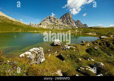 Klares smaragdtürkisfarbenes Teichwasser in der Gegend von Laghi dei piani Stockfoto