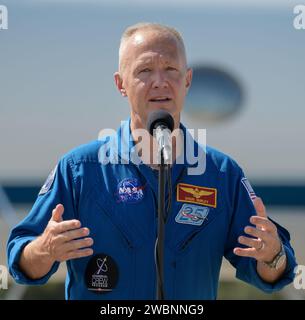 NASA-Astronaut Douglas Hurley spricht mit Medienvertretern, nachdem er und NASA-Astronaut Robert Behnken am Mittwoch, den 20. Mai 2020, in Florida im Kennedy Space Center der NASA vor der Demo-2-Mission von SpaceX in Florida angekommen waren. Die Mission SpaceX Demo-2 der NASA ist der erste Start mit Astronauten der SpaceX Crew Dragon Raumsonde und der Falcon 9 Rakete zur Internationalen Raumstation als Teil des kommerziellen Crew-Programms der Agentur. Der Flugtest wird als End-to-End-Demonstration des Transportsystems der SpaceX-Besatzung dienen. Behnken und Hurley sollen um 4 Uhr starten Stockfoto