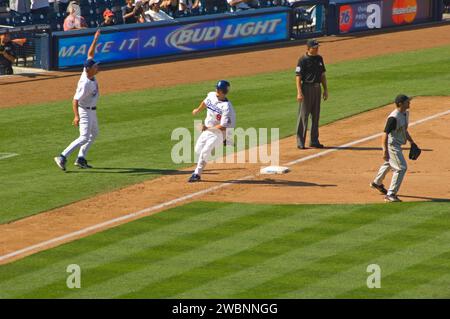 Ein Baserunner rundet die dritte Basis und macht sich auf den Weg nach Hause, um einen Lauf in einem Major League-Spiel im Dodger Stadium in Los Angeles, Kalifornien, USA zu erzielen Stockfoto