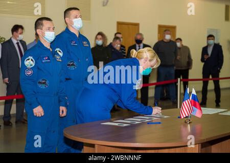 Das Besatzungsmitglied der NASA Kate Rubins meldet sich für die Sojus-Qualifikationsprüfungen als russischer Kosmonaut Sergej Ryzhikow aus Roscosmos, links, und als russischer Kosmonaut Sergej Kud-Swerchkov aus Roscosmos an, Dienstag, 22. September 2020 im Gagarin Cosmonaut Training Center (GCTC) in Star City, Russland 64. Stockfoto