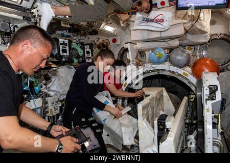 Iss067e032346 (29. April 2022) --- die Flugingenieure der Expedition 67 Kjell Lindgren und Kayla Barron, beide von der NASA, und Samantha Cristoforetti von der ESA (European Space Agency) sind abgebildet, die Systeme im Kibo-Labormodul der Internationalen Raumstation untersuchen. Am oberen Rand des Bildes ist die NASA-Astronautin Jessica Watkins, die ebenfalls an den Einführungsaktivitäten der Station teilnimmt. Stockfoto