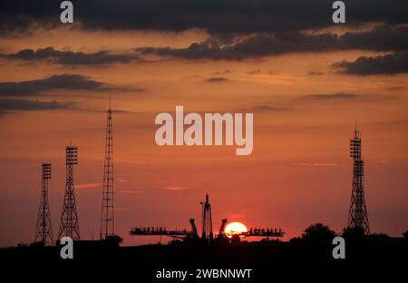 Die Sonne geht kurz vor dem Start der Sojus-Rakete auf dem Baikonur Cosmodrome in Kasachstan auf. Die Rakete soll am 30. September 2009 die Besatzung der Expedition 21 und einen Raumflugteilnehmer starten. Stockfoto