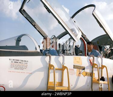 PATRICK AFB, Florida – Zur Vorbereitung der ersten Mondlandungsmission des Landes treffen die Besatzungsmitglieder der Apollo 11 auf der Patrick Air Force Base in Florida ein. Der Pilot des Lunar-Moduls Edwin E. Buzz Aldrin Jr. sitzt auf dem Vordersitz des T-38-Jets, auf dem Rücksitz des Steuermoduls Michael Collins. Der Start auf einer Trägerrakete Saturn V ist für den 16. Juli 1969 geplant. Während des 11. Apollo wird das Kommandomodul Columbia in einer Umlaufbahn um den Mond bleiben, während das Mondmodul Eagle mit Armstrong und Aldrin auf der Mondoberfläche landet. Während der 2½ Stunden Oberflächenerkundung plant die Crew, luna zu sammeln Stockfoto