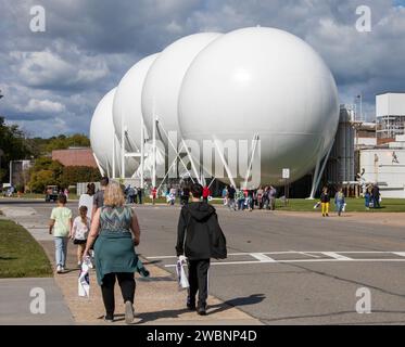 Über 37.000 Teilnehmer nahmen am Open House der NASA Langley teil, beginnend mit dem jährlichen 5K Moon Walk Run. Der X59-Pilot Nils Larson und der Astronaut Victor Glover vereinen sich im Hangar, der von Clayton Turner geleitet wurde. Stockfoto