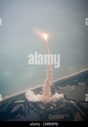 Das Space Shuttle Atlantis wird durch das Fenster eines Shuttle Training Aircraft (STA) gesehen, als es von der Startrampe 39A im Kennedy Space Center auf der Mission STS-135 startet, Freitag, 8. Juli 2011 in Cape Canaveral, Florida. Atlantis startete auf dem letzten Flug des Shuttleprogramms auf einer 12-tägigen Mission zur Internationalen Raumstation. Die STS-135-Besatzung wird das Multifunktions-Logistikmodul Raffaello mit Vorräten und Ersatzteilen für die Raumstation liefern. Stockfoto