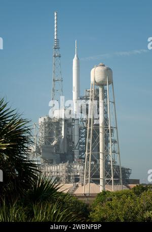 Die Ares I-X-Rakete der NASA wird am 26. Oktober 2009 am Kennedy Space Center in Cape Canaveral, Florida, auf der Startfläche 39b gesichtet. Der Flugtest von Ares I-X, der für Dienstag, den 27. Oktober 2009 geplant ist, bietet der NASA eine frühzeitige Gelegenheit, Flugeigenschaften, Hardware, Einrichtungen und Bodenoperationen im Zusammenhang mit der Ares I zu testen und zu beweisen Stockfoto