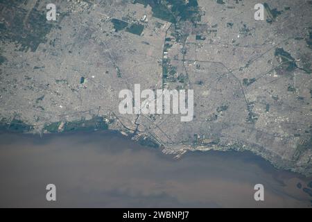 Iss070e025974 (16. November 2023) --- Buenos Aires, Argentinien, und seine umliegenden Vororte am Rio de la Plata, sind von der Internationalen Raumstation aus fotografiert, die 266 Meilen über der südamerikanischen Nation umkreiste. Stockfoto