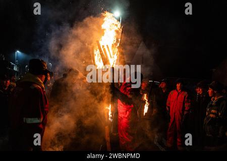 Die Leute nehmen am Burning of the Clavie Fire Festival in Burghead, Moray, Teil. Burghead begrüßt zweimal im Jahr das neue Jahr, sowohl am 11. Januar als auch am traditionelleren 1. Januar. Bilddatum: Donnerstag, 11. Januar 2024. Stockfoto