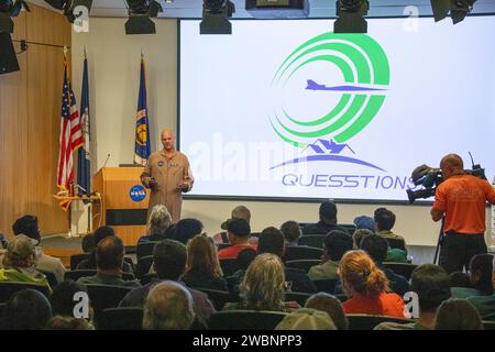 David Nils Larson sprach über den X59 im Langley Open House der NASA, an dem über 37.000 Menschen teilnahmen, darunter der jährliche 5K Moon Walk Run, der X59 Pilot Nils Larson, der Astronaut Victor Glover und der Center Director Clayton Turner. Stockfoto