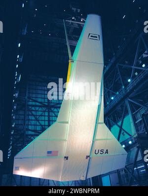 Das Space Shuttle-Modell Pathfinder wird einem Lifttest im Fahrzeugbau des Kennedy Space Centers unterzogen. Es wurde im Marshall Space Flight Center gebaut und repliziert die Abmessungen und das Gleichgewicht des Shuttles und wurde zur Überprüfung von Plattformen, zur Übung nach der Landung und zur Ausbildung der Bodenbesatzung verwendet. Pathfinder wurde später auf der Great Space Shuttle Exposition in Tokio ausgestellt und befindet sich heute im U.S. Space and Rocket Center in Huntsville. Stockfoto