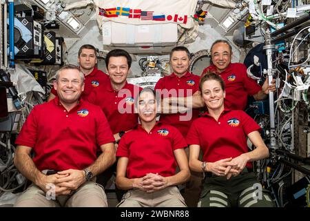 Die siebenköpfige Besatzung der Expedition 70 posierte am 6. Dezember 2023 für ein Porträt im Kibo-Labormodul der Internationalen Raumstation. Erste Reihe: ESA-Kommandant Andreas Mogensen, NASA-Flugingenieure Jasmin Moghbeli und Loral O’Hara. In der hinteren Reihe: Roscosmos-Flugingenieure Nikolai Chub, Konstantin Borisov, Oleg Kononenko und JAXA-Flugingenieur Satoshi Furukawa. Stockfoto