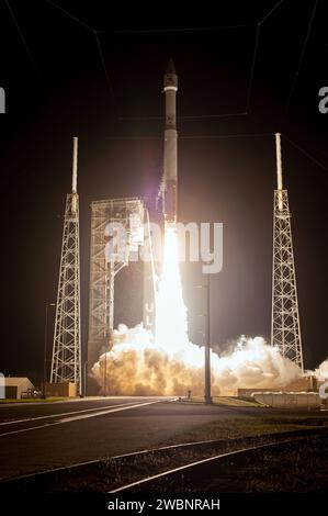 Die Atlas V-Rakete der United Launch Alliance, die den Solar Orbiter trägt, steigt am 9. Februar 2020 vom Space Launch Complex 41 auf der Cape Canaveral Air Force Station in Florida nach oben. Der Abflug war um 23:03 Uhr EST. Solar Orbiter ist eine internationale Kooperationsmission der ESA (European Space Agency) und der NASA. Ziel der Mission ist es, die Sonne, ihre äußere Atmosphäre und den Sonnenwind zu untersuchen. Die Raumsonde wird die ersten Bilder der Sonnenpole liefern. Die Raumsonde wurde von Airbus Defence and Space entwickelt. Das Launch Services Program der NASA mit Sitz in Kennedy leitete den Start. Stockfoto