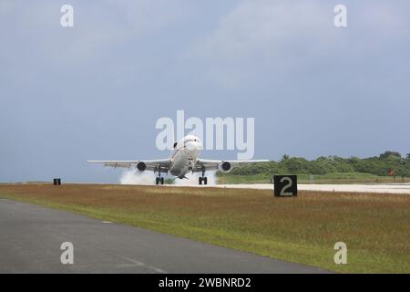 KWAJALEIN-ATOLL, Marshallinseln – das L-1011-Trägerflugzeug von Orbital Sciences landet auf dem Ronald Reagan Ballistic Missile Defense Testgelände der US Army auf dem Kwajalein-Atoll und lieferte die Pegasus-Rakete von Orbital und das Nuclear Spectroscopic Telescope Array der NASA (NuSTAR) von der Vandenberg Air Force Base in Kalifornien aus. Die Pegasus, verbunden mit ihrer NuSTAR-Nutzlast, wird von dem Trägerflugzeug 117 Seemeilen südlich von Kwajalein bei 6,75 Grad nördlicher Breite gestartet. Das hochenergetische Röntgenteleskop wird eine Zählung von Schwarzen Löchern durchführen, radioaktives Material in jungen Sup kartieren Stockfoto