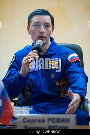 Der russische Flugingenieur Sergej Revin der Expedition 31 beantwortet Fragen von Reportern hinter Glas während einer Pressekonferenz, die am Montag, den 14. Mai 2012 im Cosmonaut Hotel in Baikonur, Kasachstan, stattfand. Der Start der Sojus-Raumsonde mit Revin, Sojus-Kommandeur Gennady Padalka und NASA-Flugingenieur Joe Acaba ist für Dienstag, den 15. Mai, um 9:01 Uhr Ortszeit geplant. Stockfoto