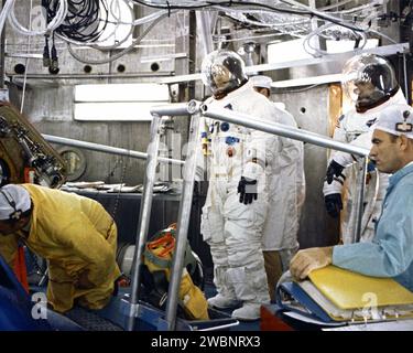 Die Apollo 12 Crew Alan Bean, Charles Conrad Jr. und Richard Gordon Jr. führten einen Höhenkammertest durch, um die Raumbedingungen vor der zweiten bemannten Mondlandung zu simulieren. Stockfoto