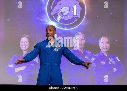 ARTEMIS II Astronaut Victor J. Glover nahm am 21. Oktober am Open House der NASA Langley teil, an dem über 37.000 Menschen teilnahmen, beginnend mit dem jährlichen 5K Moon Walk Run. Der X59-Pilot Nils Larson und Glover vereinen sich im Hangar, der von Clayton Turner geleitet wurde. Stockfoto