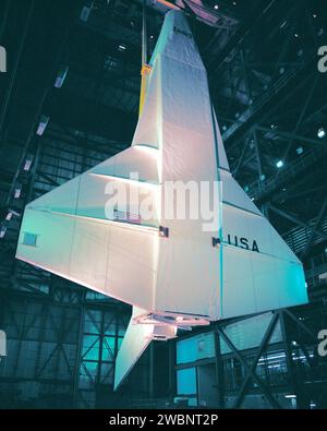 Das Space Shuttle-Modell Pathfinder wurde am 31. Mai 1978 einem Lifttest im Fahrzeugmontagegebäude von KSC unterzogen. Gebaut im Marshall Space Flight Center, wurde es für Passkontrollen, Besatzungstrainings und Proben nach der Landung genutzt, bevor es im U.S. Space and Rocket Center gezeigt wurde. Stockfoto