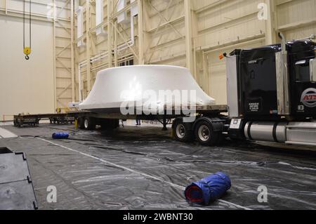 Der Orion Crew Module Adapter-Simulator kam am 24. Juni 2015 in der Plum Brook Station Space Power Power Facility des NASA Glenn Research Centers in Sandusky, Ohio an, um Raumfahrzeugsysteme zu testen und vorzubereiten. Stockfoto