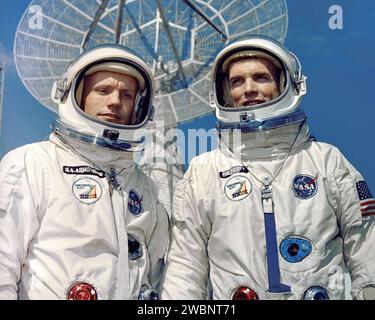 CAPE CANAVERAL, Fla. Die Gemini 8 Astronauten Neil A. Armstrong, Kommandopilot, und David R. Scott, Pilot, während einer Fotosession für die Presse vor dem Mission Control Center in Cape Kennedy. Stockfoto