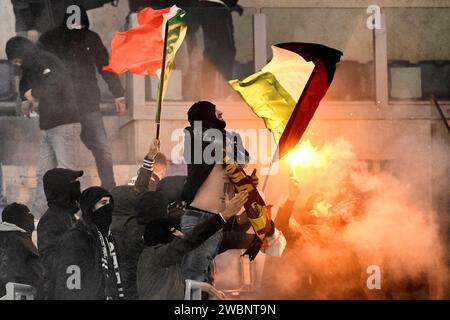 Lazio- und Roma-Fans werfen sich beim italienischen Fußballspiel zwischen SS Lazio und AS Roma im Olimpico-Stadion in Rom (Italien) am 10. Januar 2024 gegenseitig auf. Stockfoto