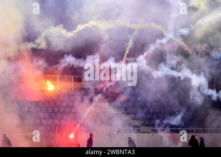 Lazio und Roma-Fans werfen sich beim italienischen Fußballspiel zwischen SS Lazio und AS Roma im Olimpico-Stadion in Rom (Italien) am 10. Januar 2024 gegenseitig Fackeln und Rauchgranaten. Stockfoto