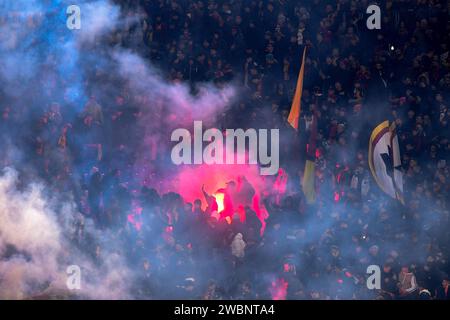 Lazio und Roma-Fans werfen sich beim italienischen Fußballspiel zwischen SS Lazio und AS Roma im Olimpico-Stadion in Rom (Italien) am 10. Januar 2024 gegenseitig Fackeln und Rauchgranaten. Stockfoto
