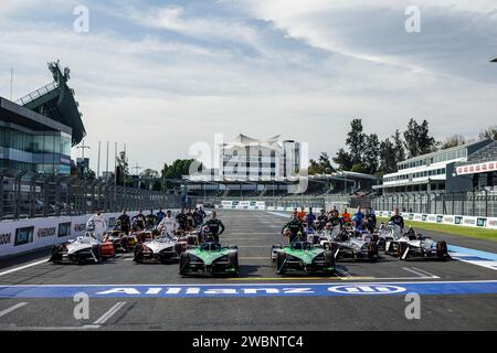 Mexiko-Stadt, Mexiko. Januar 2024. Familienbild der Fahrer beim Hankook Mexico City ePrix 2024, 1. Treffen der ABB FIA Formel E Weltmeisterschaft 2023-24, auf dem Autodromo Hermanos Rodriguez vom 11. Bis 13. Januar in Mexiko-Stadt, Mexiko - Foto Xavi Bonilla/DPPI Credit: DPPI Media/Alamy Live News Stockfoto