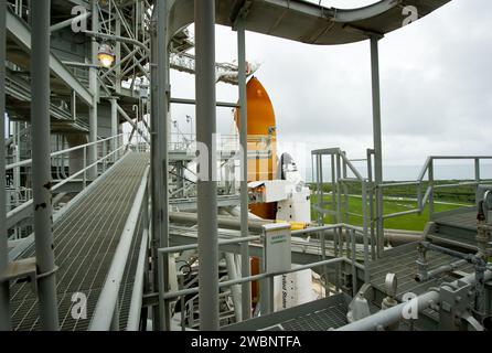 Das Space Shuttle Atlantis wird am Donnerstag, 7. Juli 2011, im Kennedy Space Center der NASA in Cape Canaveral, Fla, auf der Startfläche 39a zurückgerollt. Atlantis wird am Freitag, den 8. Juli, auf dem letzten Flug des Shuttleprogramms STS-135, einer 12-tägigen Mission zur Internationalen Raumstation, hochfahren. Stockfoto