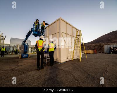 Am 21. Februar 2017 installierten die Ingenieure erfolgreich das European Service Module Propulsion Qualification Module (PQM) der ESA in der White Sands Test Facility der NASA in New Mexico, das von Airbus – dem Hauptauftragnehmer der ESA für das Service Module – geliefert wurde. Das Modul wird mit insgesamt 21 Triebwerken zur Unterstützung des Orion-Raumschiffs der NASA ausgestattet sein: Einem US-Space Shuttle Orbital Manövering System (OMS)-Triebwerk, acht Hilfshubdüsen und 12 kleineren Triebwerken, die von Airbus Safran-Trägerraketen in Deutschland hergestellt werden. Die PQM-Struktur aus Vollstahl wird verwendet, um die Antriebssysteme auf Orion zu testen, einschließlich „Heißfeuerung“ von Stockfoto